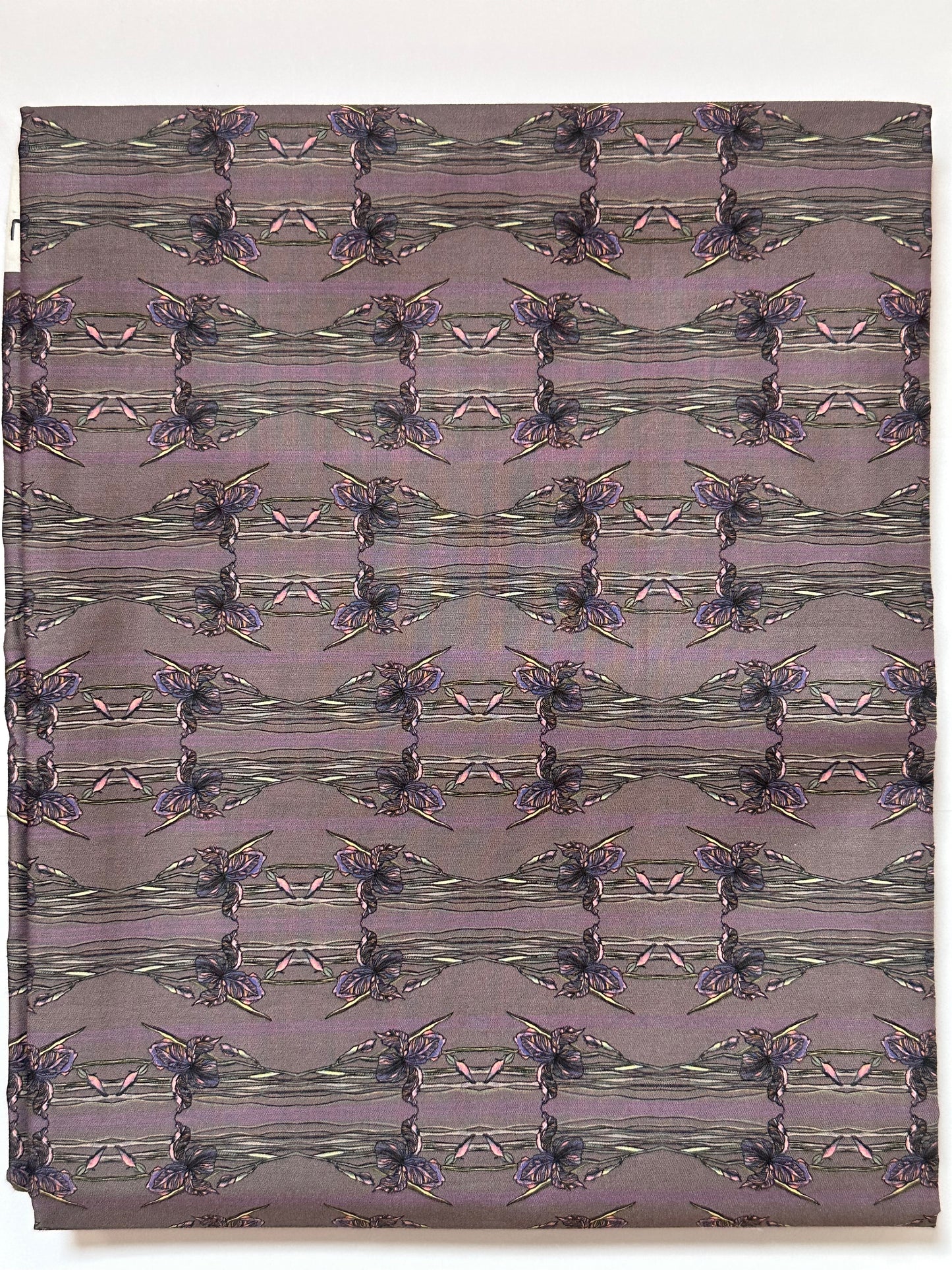 وردة السوسن | Iris Flower Gray Tana Lawn