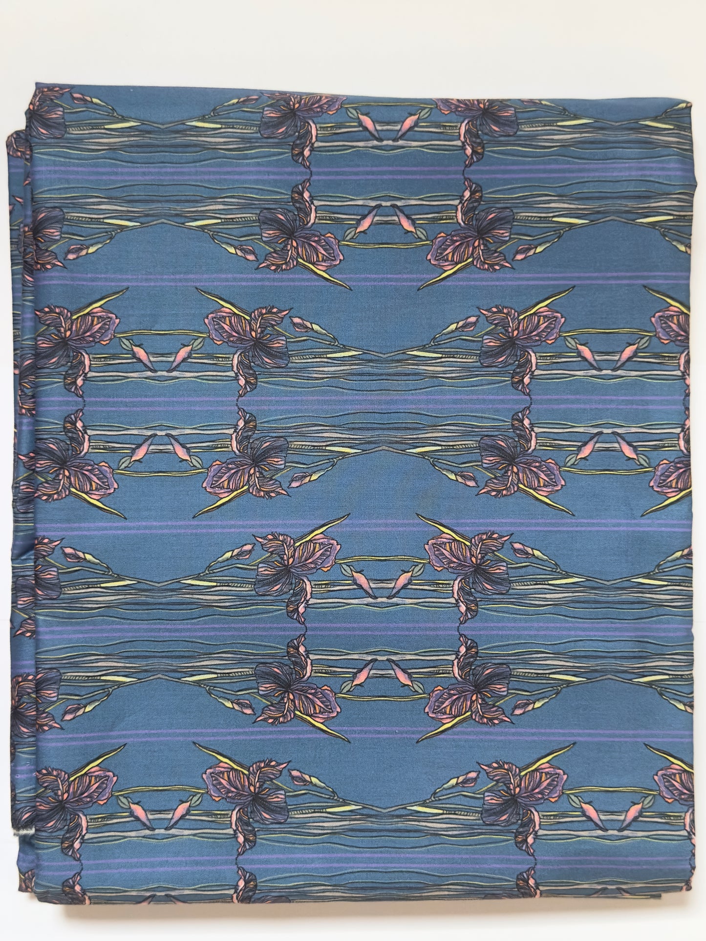 وردة السوسن | Iris Flower Blue Tana Lawn